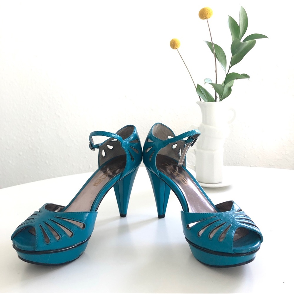 🕶 Retro Teal Heels